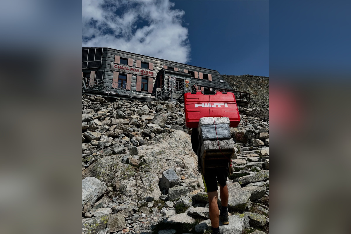 FOTO: Na Rysy prileteli nové kompostovacie záchody, foto 2