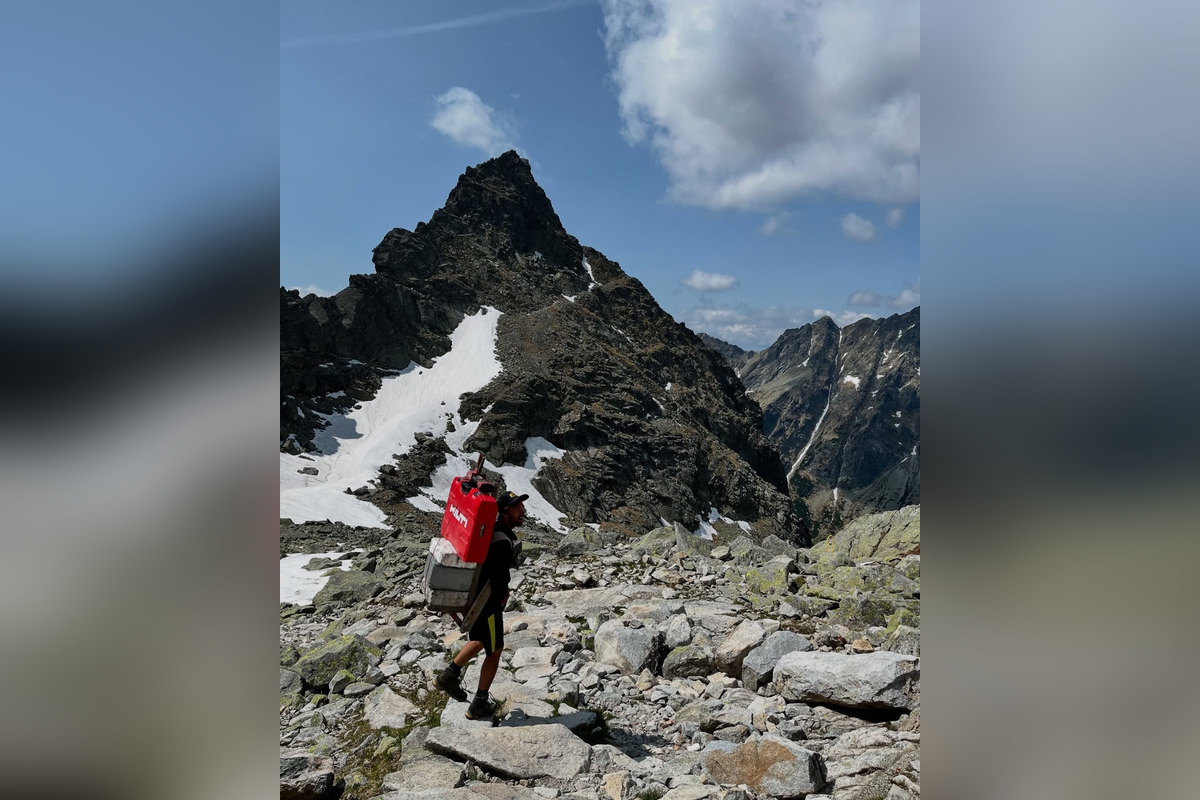 FOTO: Na Rysy prileteli nové kompostovacie záchody, foto 3