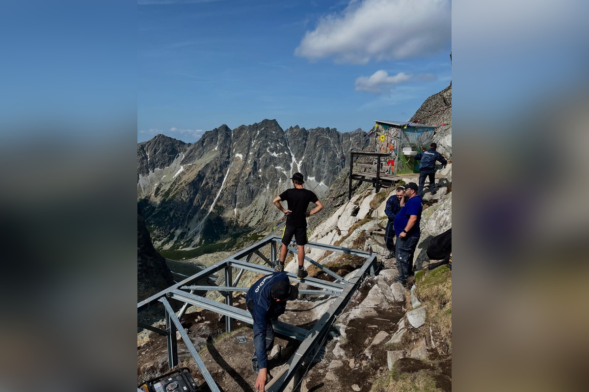 FOTO: Na Rysy prileteli nové kompostovacie záchody, foto 4
