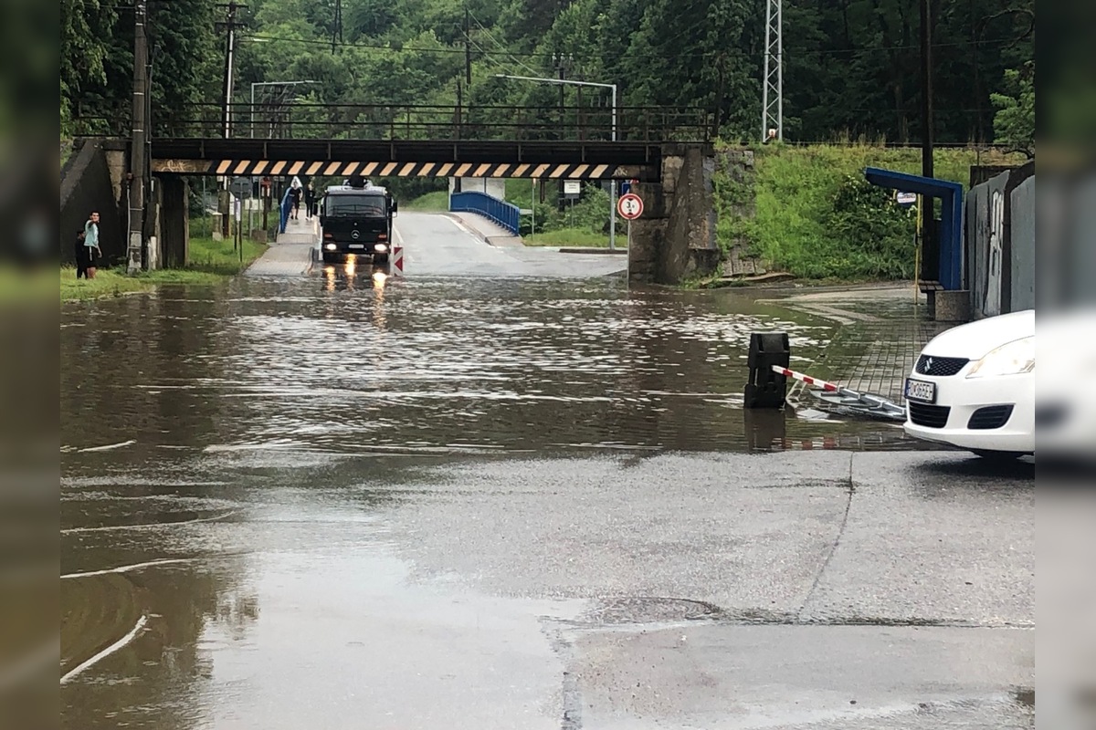 FOTO: Sabinov zasiahla silná supercela. Cesty boli zaplavené, padali aj krúpy, foto 1