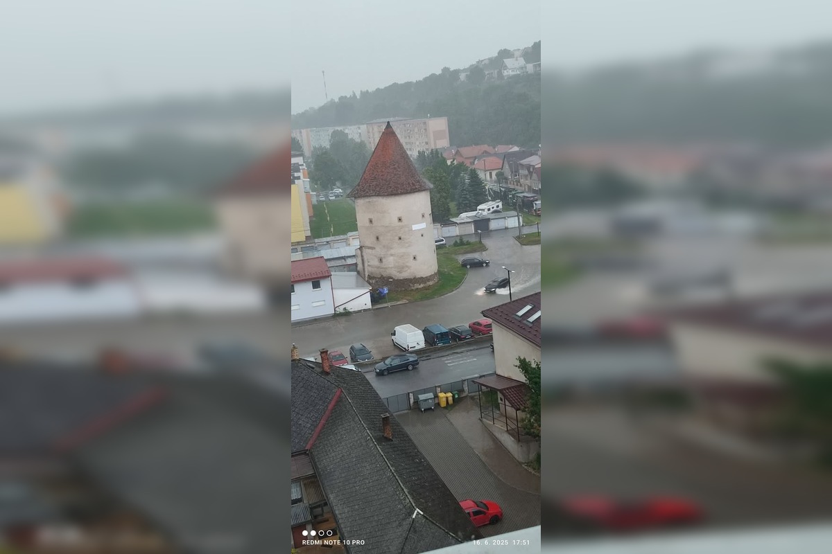 FOTO: Sabinov zasiahla silná supercela. Cesty boli zaplavené, padali aj krúpy, foto 2