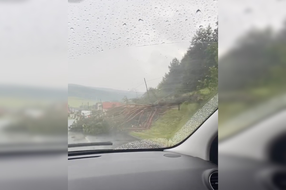 FOTO: Sabinov zasiahla silná supercela. Cesty boli zaplavené, padali aj krúpy, foto 6