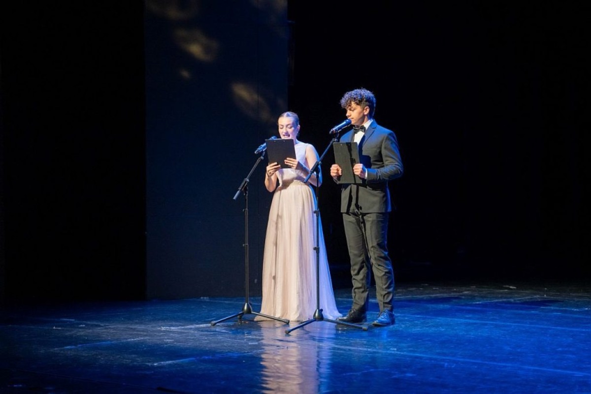 FOTO: Plné divadlo potlesku a emócií. Kraj ocenil top učiteľov a študentov roka, foto 1