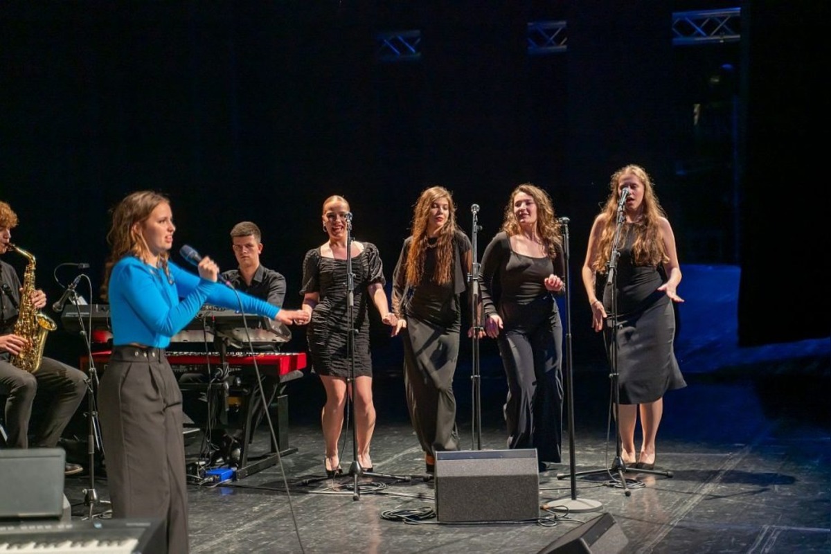 FOTO: Plné divadlo potlesku a emócií. Kraj ocenil top učiteľov a študentov roka, foto 4