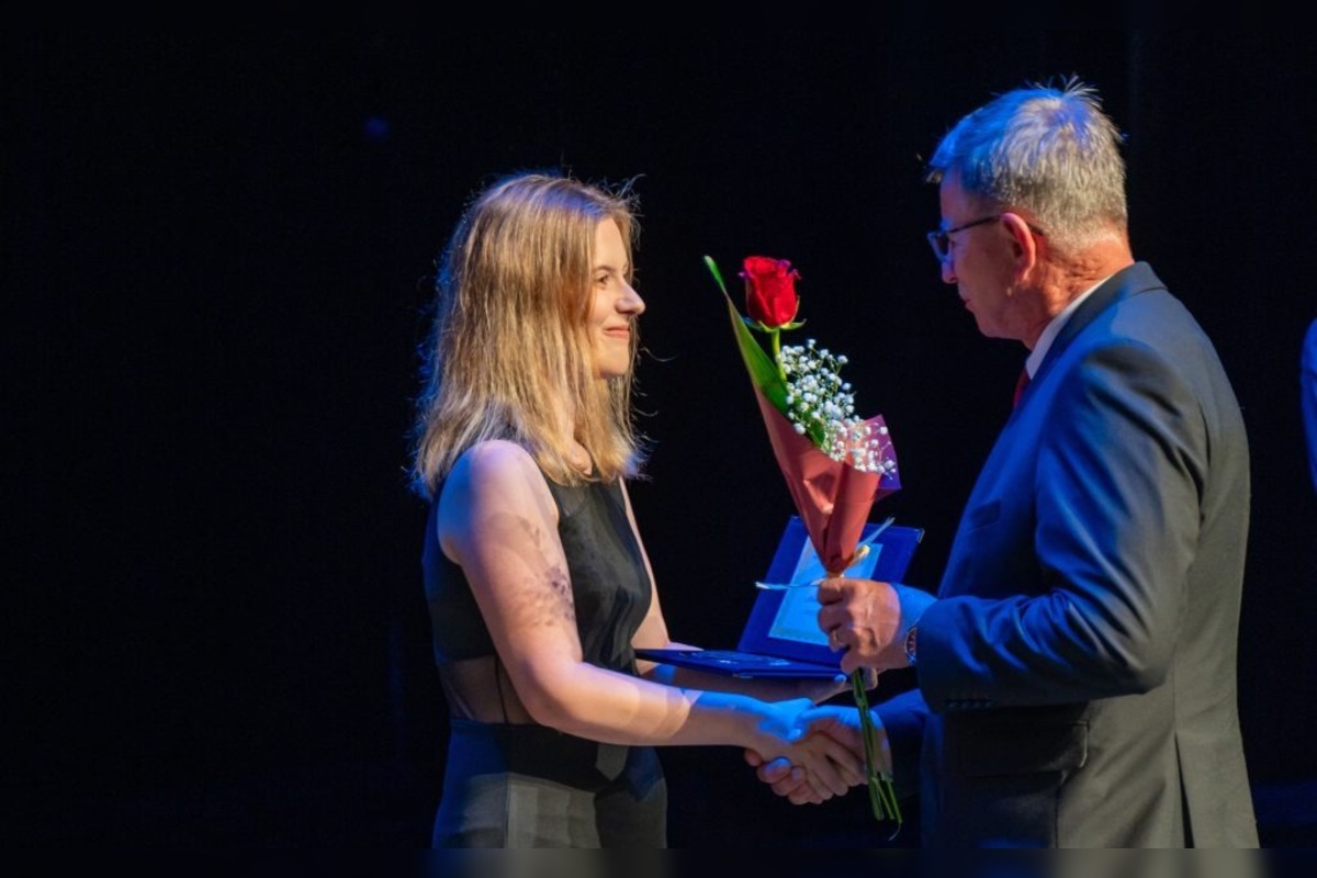 FOTO: Plné divadlo potlesku a emócií. Kraj ocenil top učiteľov a študentov roka, foto 5