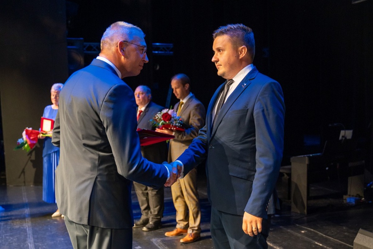 FOTO: Plné divadlo potlesku a emócií. Kraj ocenil top učiteľov a študentov roka, foto 9
