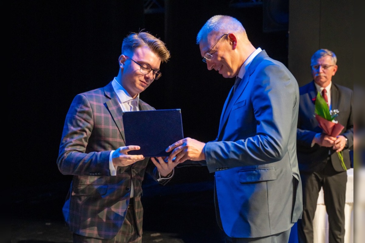 FOTO: Plné divadlo potlesku a emócií. Kraj ocenil top učiteľov a študentov roka, foto 10