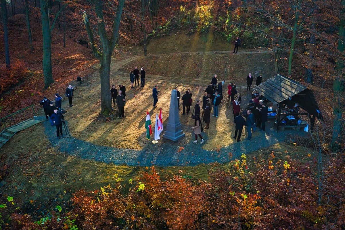 FOTO: Schody k pamätníku ožili. Prešovčan to zobral do vlastných rúk, foto 3