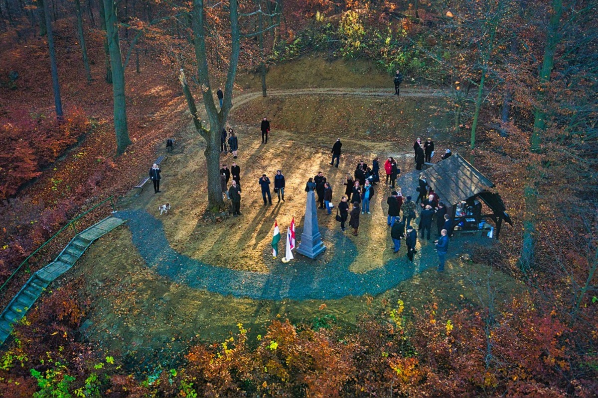 FOTO: Schody k pamätníku ožili. Prešovčan to zobral do vlastných rúk, foto 5