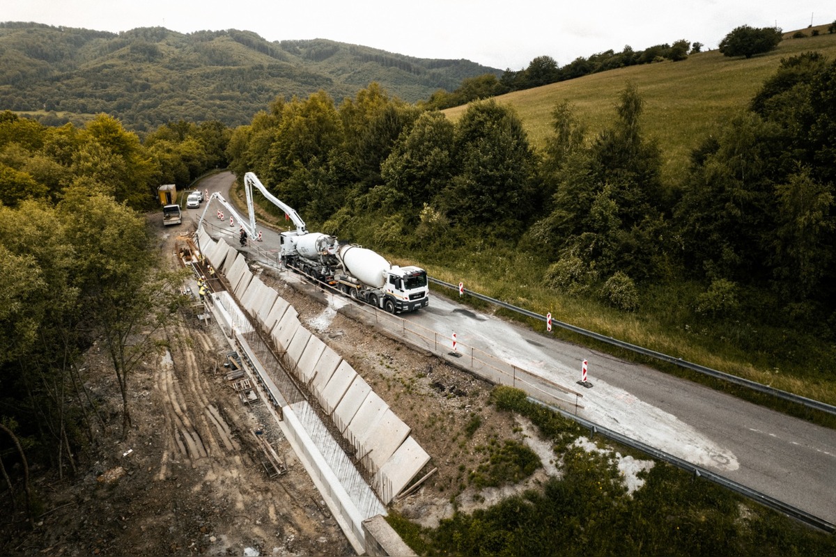 FOTO: Zosuv pôdy za Palotou rieši oporný múr a obmedzenia na ceste, foto 2