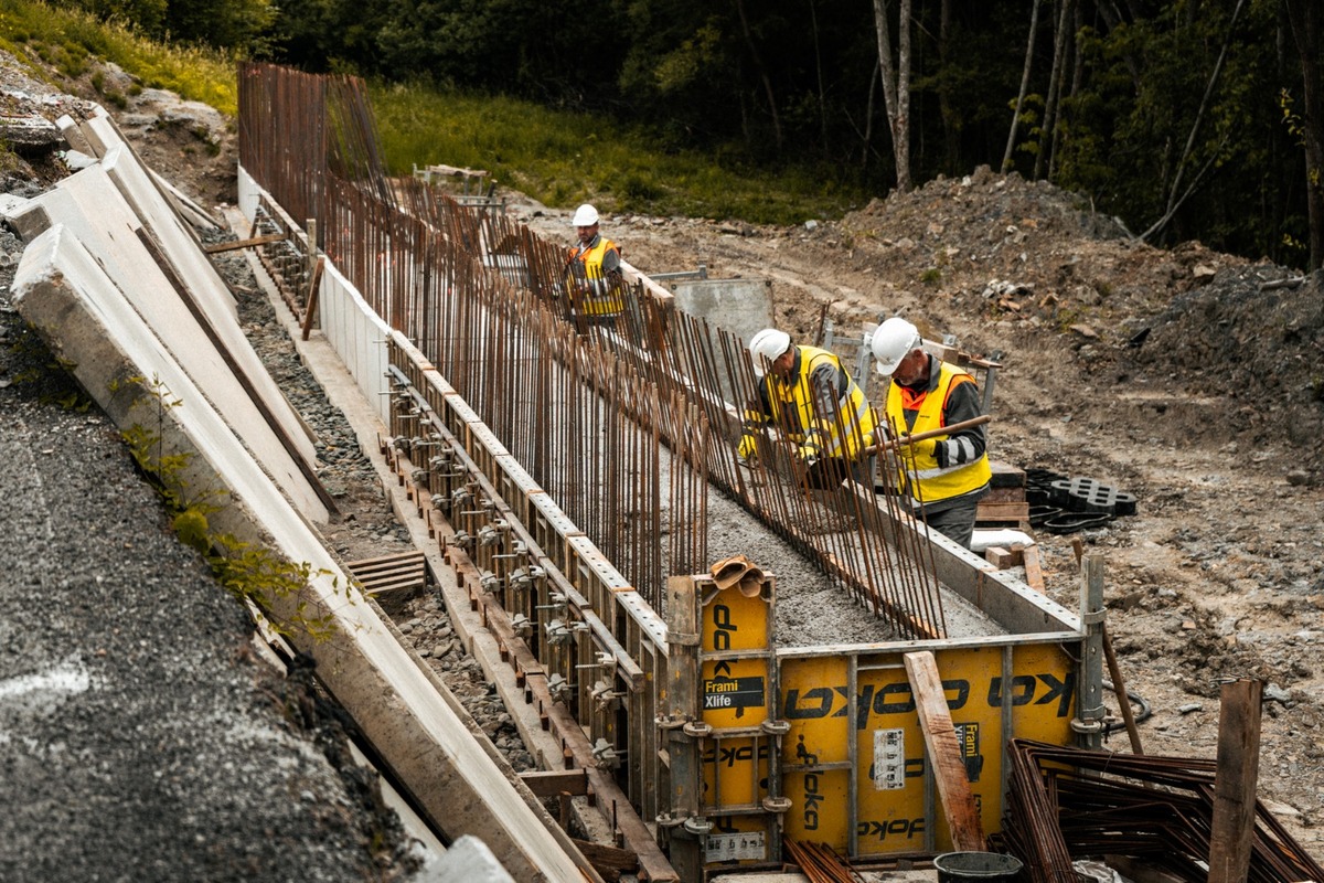 FOTO: Zosuv pôdy za Palotou rieši oporný múr a obmedzenia na ceste, foto 3