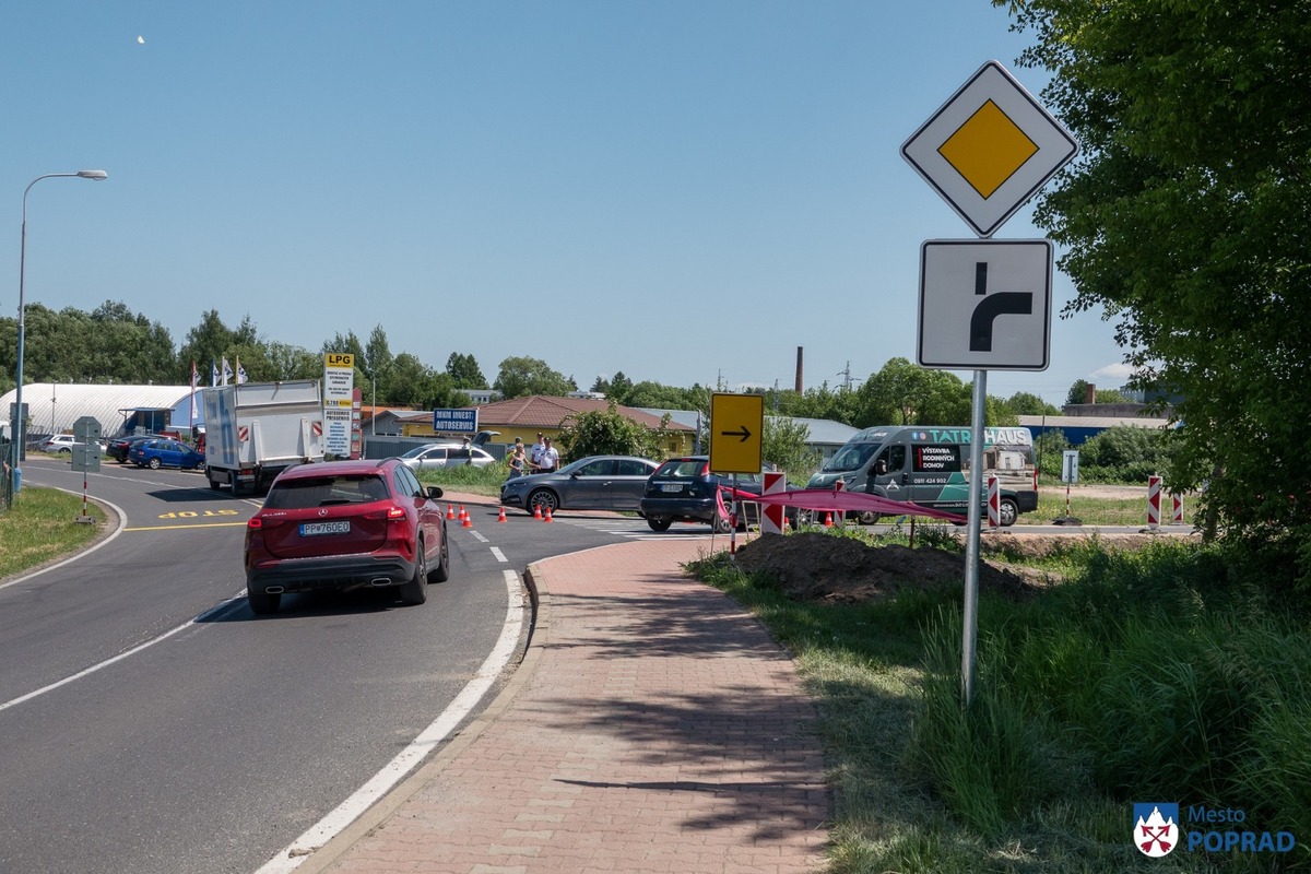 FOTO: Mesto Poprad zmenilo organizáciu dopravy na Kukučínovej ulici, foto 5
