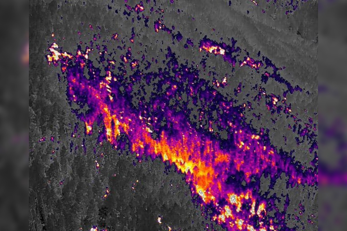  FOTO: Požiar starého lesa pod Kimberkom. Hasiči bojujú s ohňom aj vetrom, foto 1