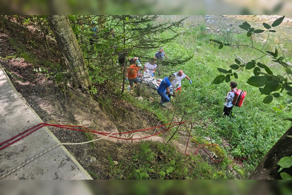 FOTO: Horskí záchranári pomáhali vozičkárovi, ktorý sa prepadol cez zráz v Pieninách, foto 1