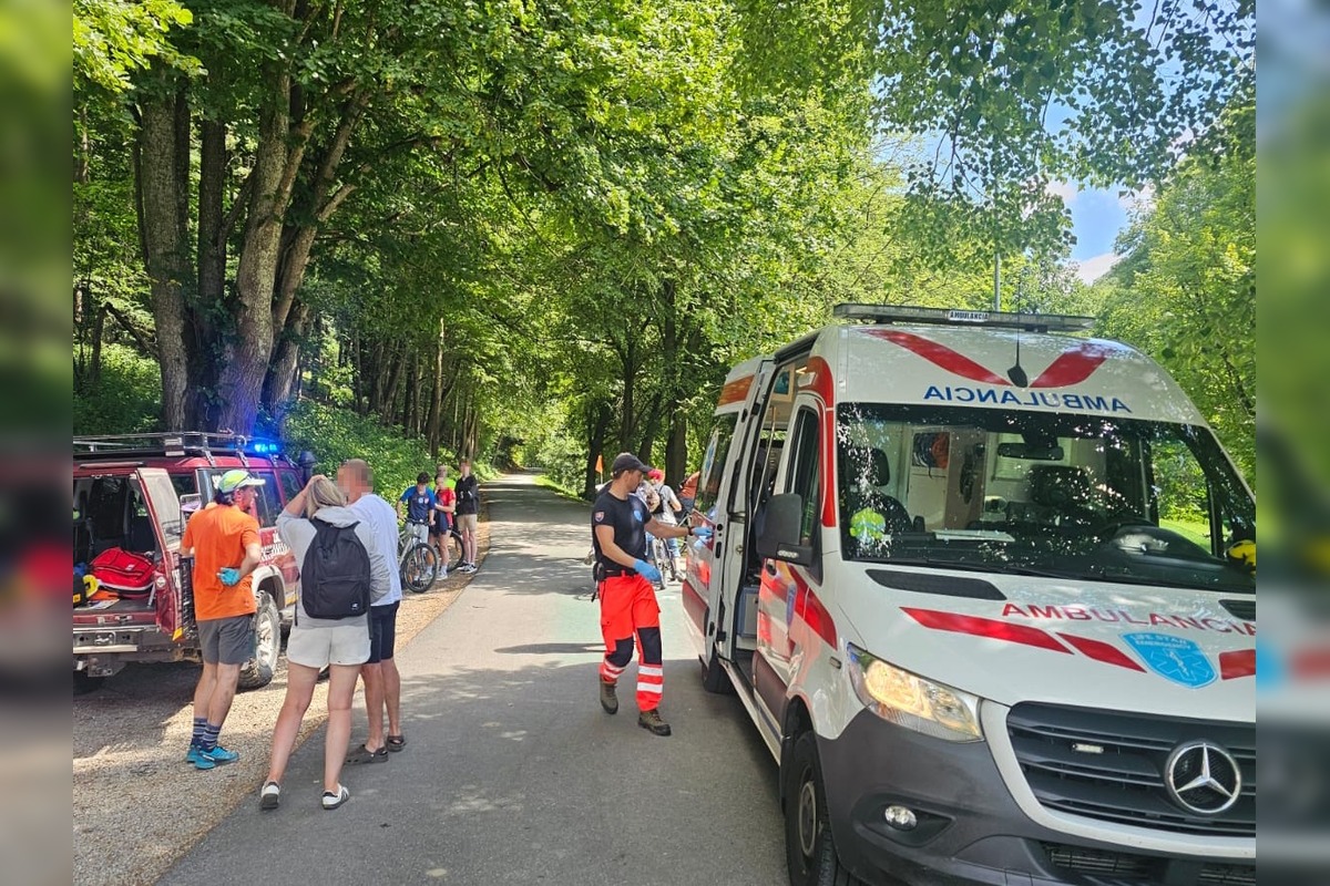 FOTO: Horskí záchranári pomáhali vozičkárovi, ktorý sa prepadol cez zráz v Pieninách, foto 2