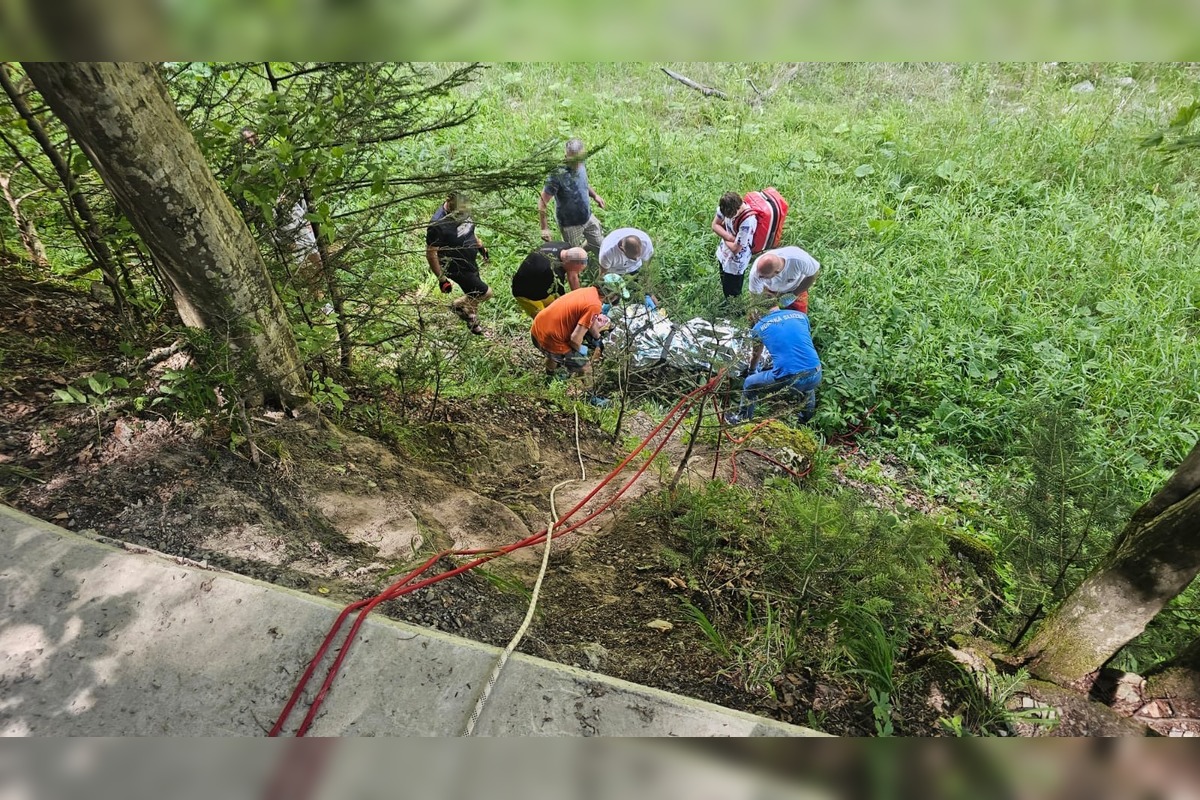 FOTO: Horskí záchranári pomáhali vozičkárovi, ktorý sa prepadol cez zráz v Pieninách, foto 3