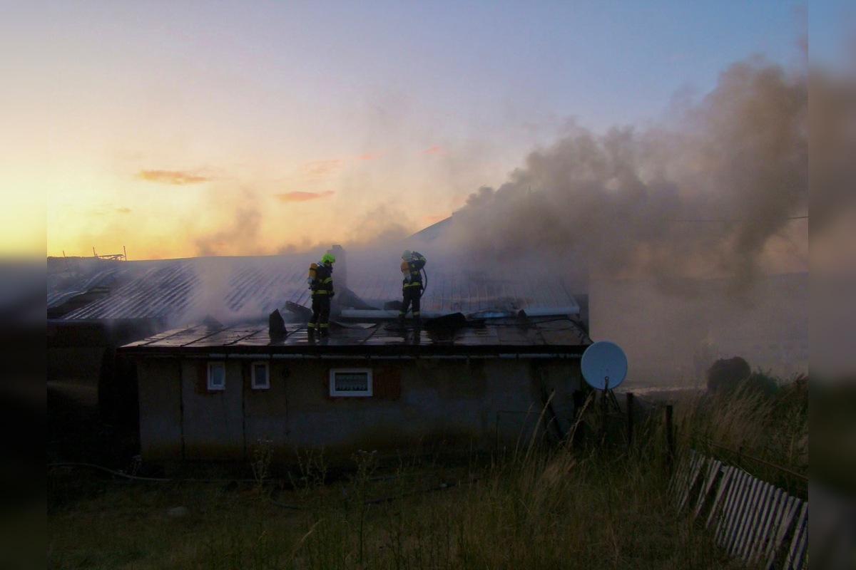 FOTO: Vo Vranovskom okrese došlo k rozsiahlemu požiaru hospodárskej budovy, foto 2