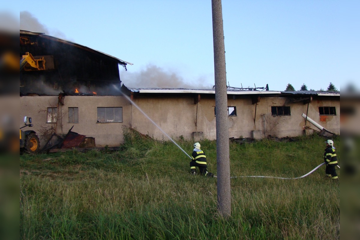 FOTO: Vo Vranovskom okrese došlo k rozsiahlemu požiaru hospodárskej budovy, foto 3