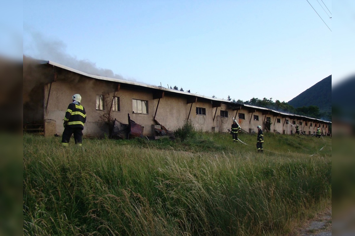 FOTO: Vo Vranovskom okrese došlo k rozsiahlemu požiaru hospodárskej budovy, foto 4