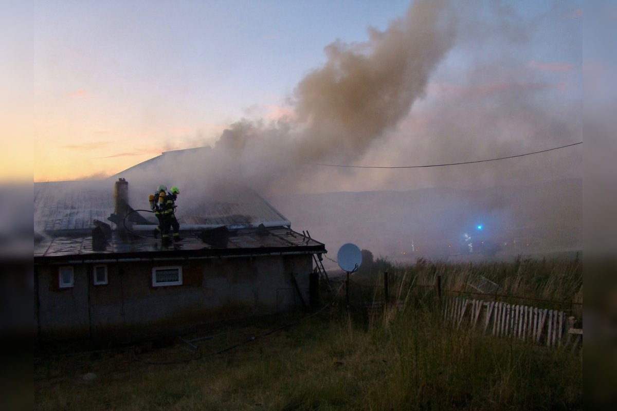 FOTO: Vo Vranovskom okrese došlo k rozsiahlemu požiaru hospodárskej budovy, foto 5