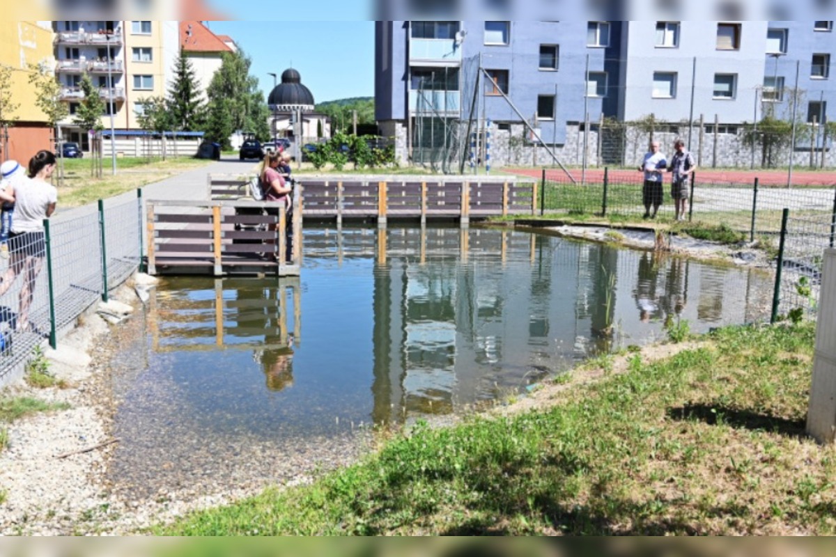 FOTO: Humenské jazierko zachraňovali cisterny, foto 2