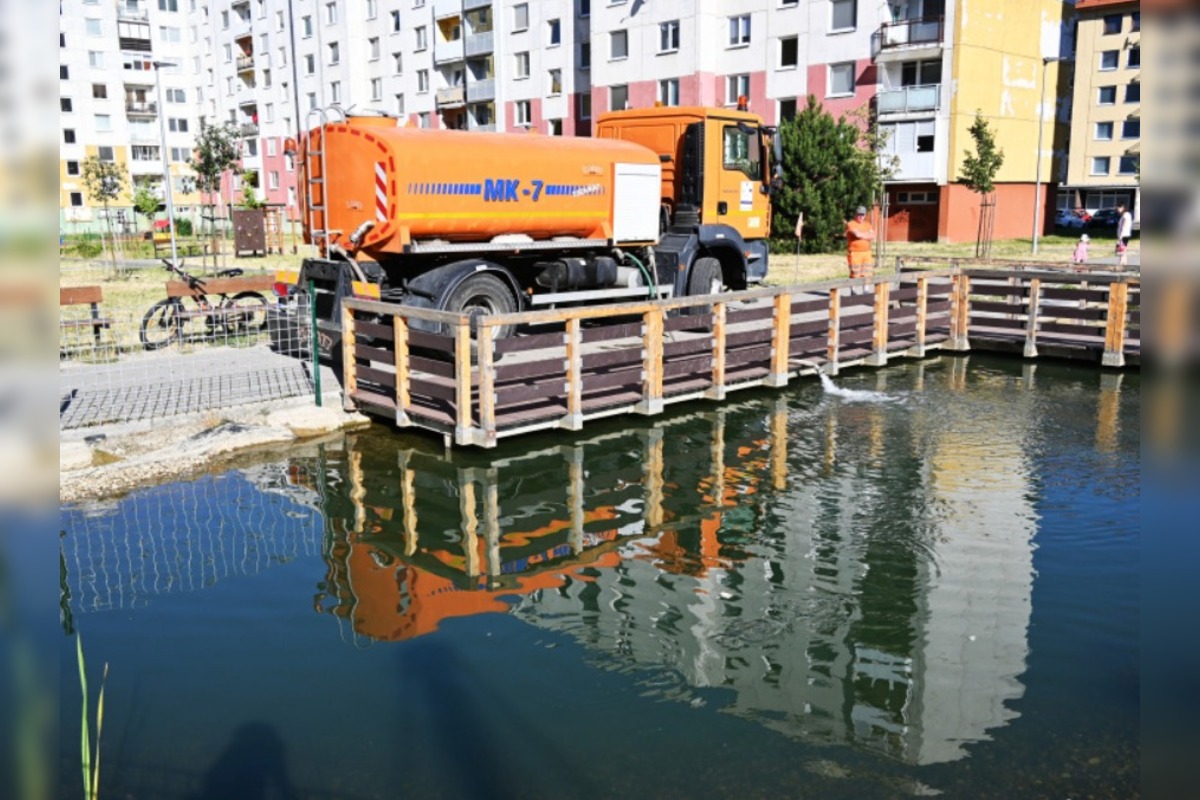 FOTO: Humenské jazierko zachraňovali cisterny, foto 3