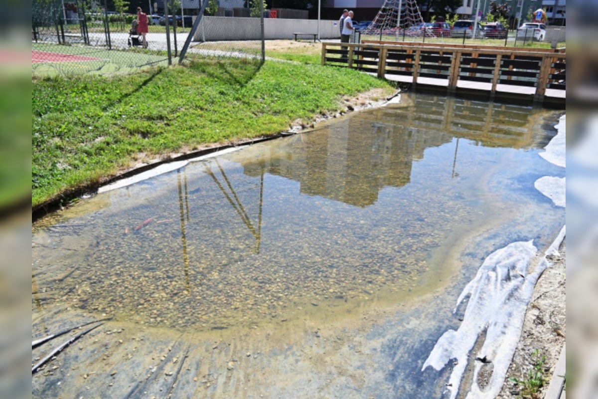 FOTO: Humenské jazierko zachraňovali cisterny, foto 5