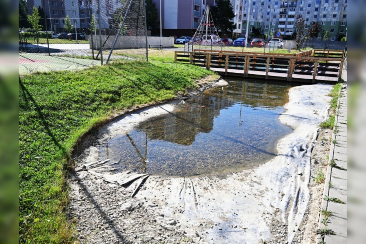 FOTO: Humenské jazierko zachraňovali cisterny, foto 7