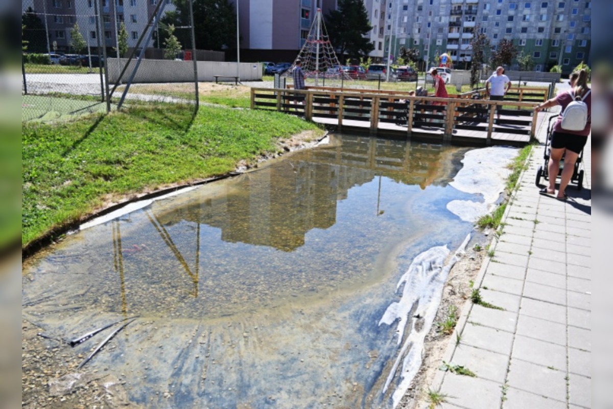 FOTO: Humenské jazierko zachraňovali cisterny, foto 8