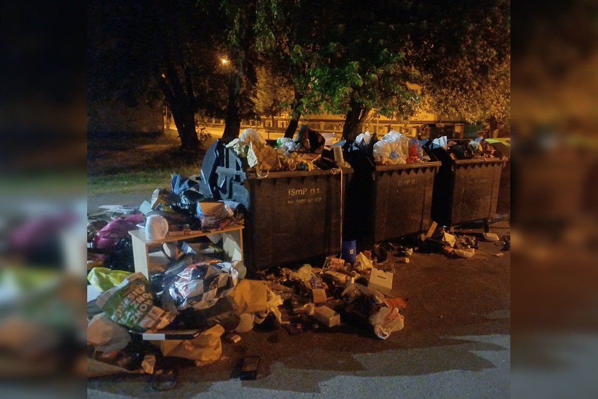 FOTO: Obrovská nálož odpadkov pri internátoch v Prešov, foto 1