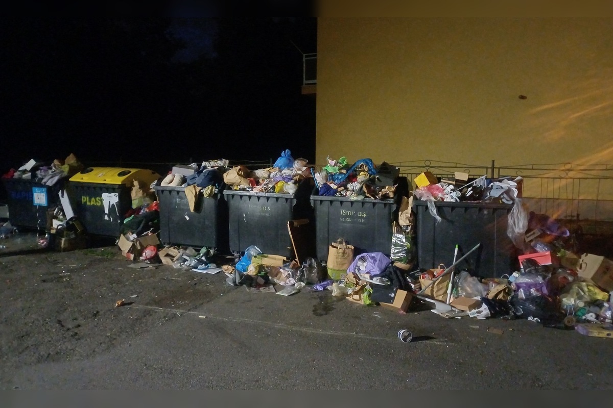 FOTO: Obrovská nálož odpadkov pri internátoch v Prešov, foto 2