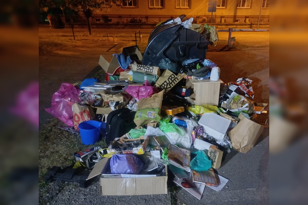 FOTO: Obrovská nálož odpadkov pri internátoch v Prešov, foto 3