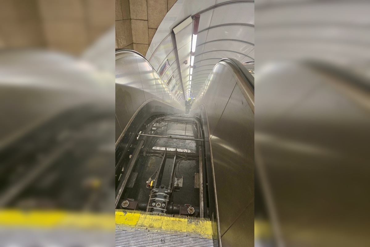 FOTO: Plamene pohltili pražské metro, na jednej zo staníc horel eskalátor, foto 1