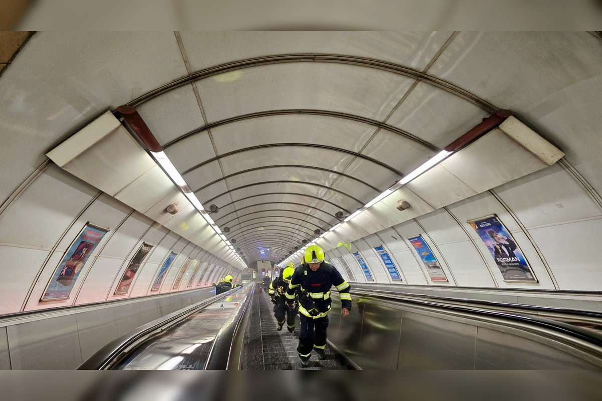 FOTO: Plamene pohltili pražské metro, na jednej zo staníc horel eskalátor, foto 3