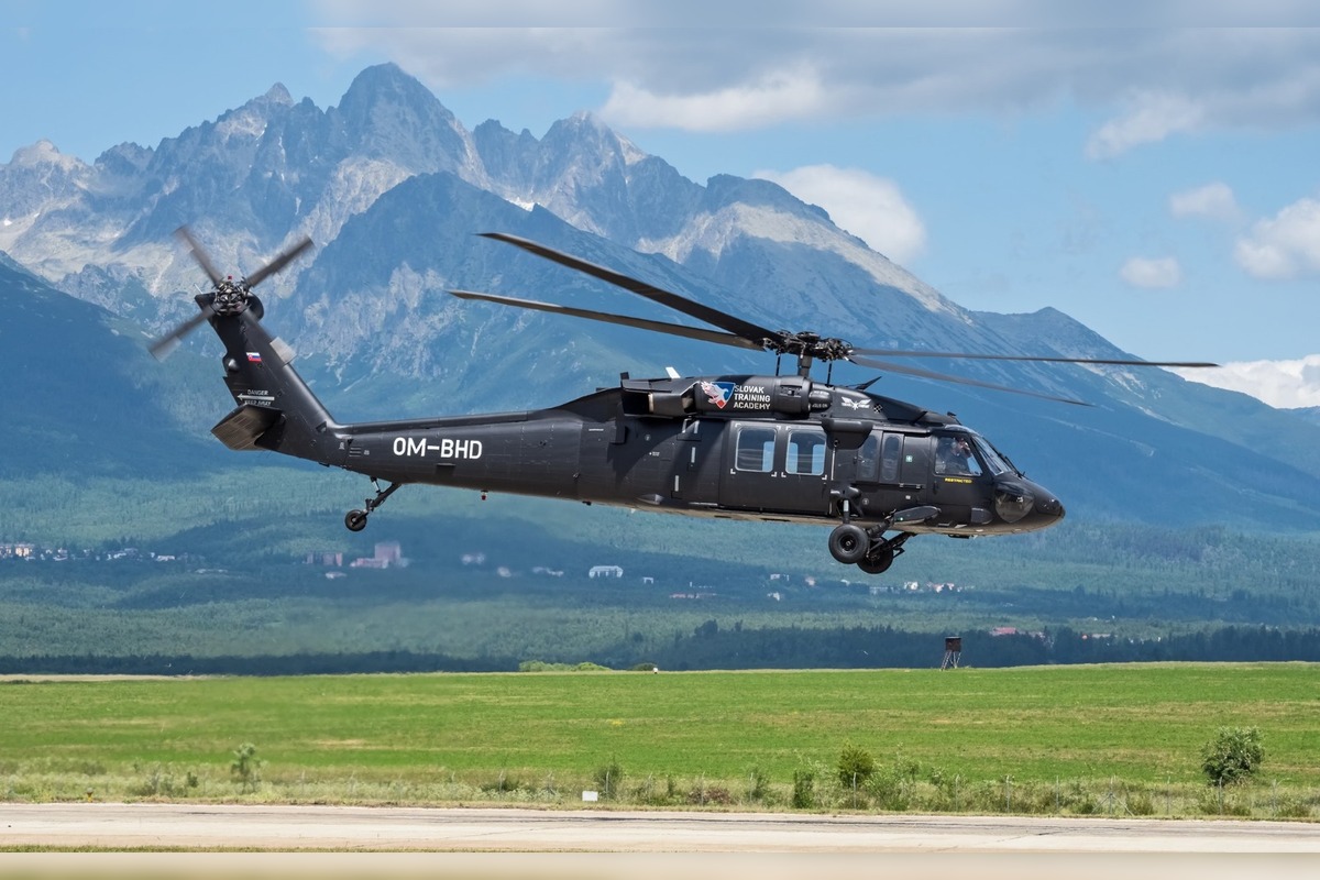 FOTO: Na letisku pristál Black Hawk, nad mestom lieta z jasného dôvodu, foto 1