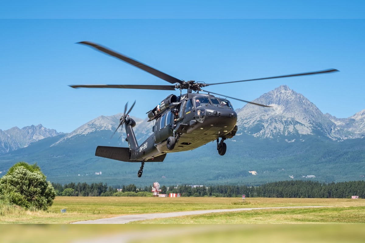 FOTO: Na letisku pristál Black Hawk, nad mestom lieta z jasného dôvodu, foto 2
