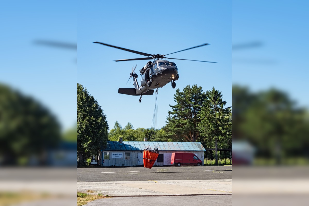 FOTO: Na letisku pristál Black Hawk, nad mestom lieta z jasného dôvodu, foto 4