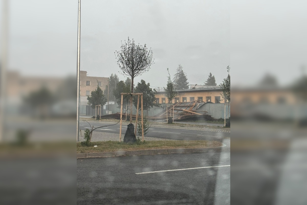 FOTO: Supercela udrela aj v Prešove. Obyvatelia hlásia popadané strechy, foto 1