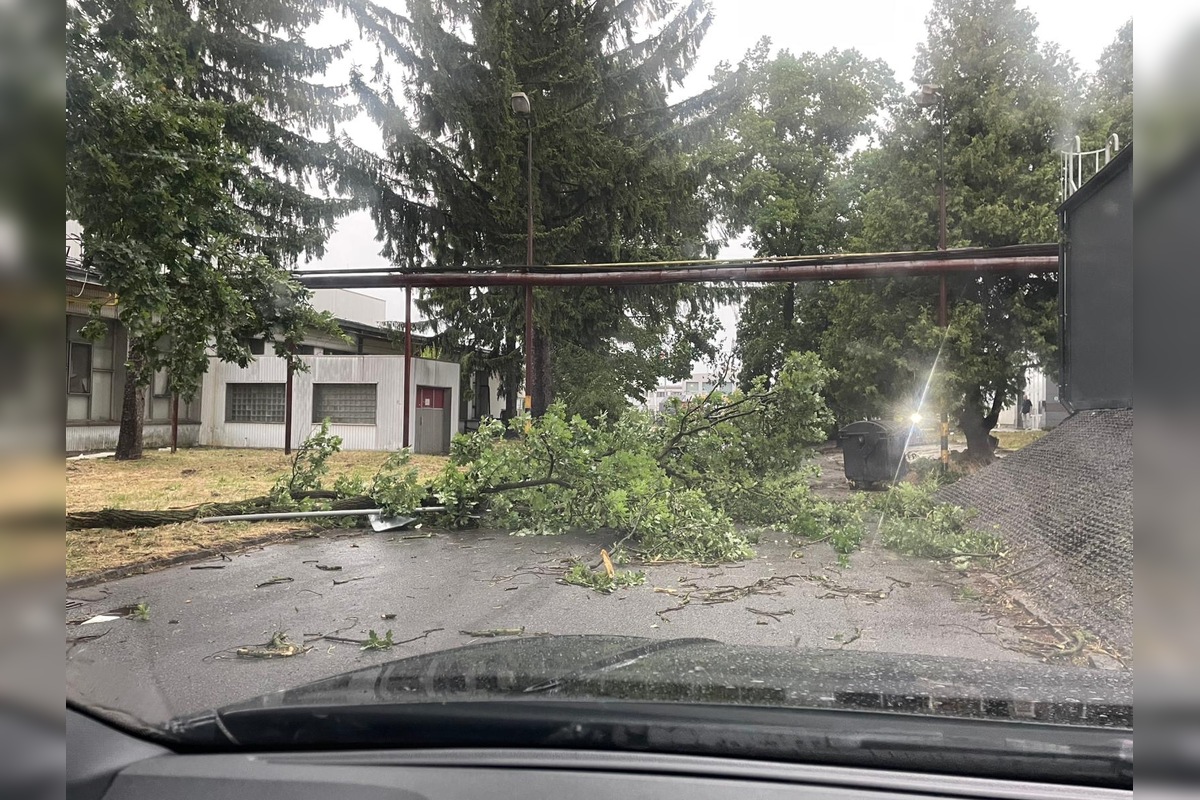 FOTO: Supercela udrela aj v Prešove. Obyvatelia hlásia popadané strechy, foto 2