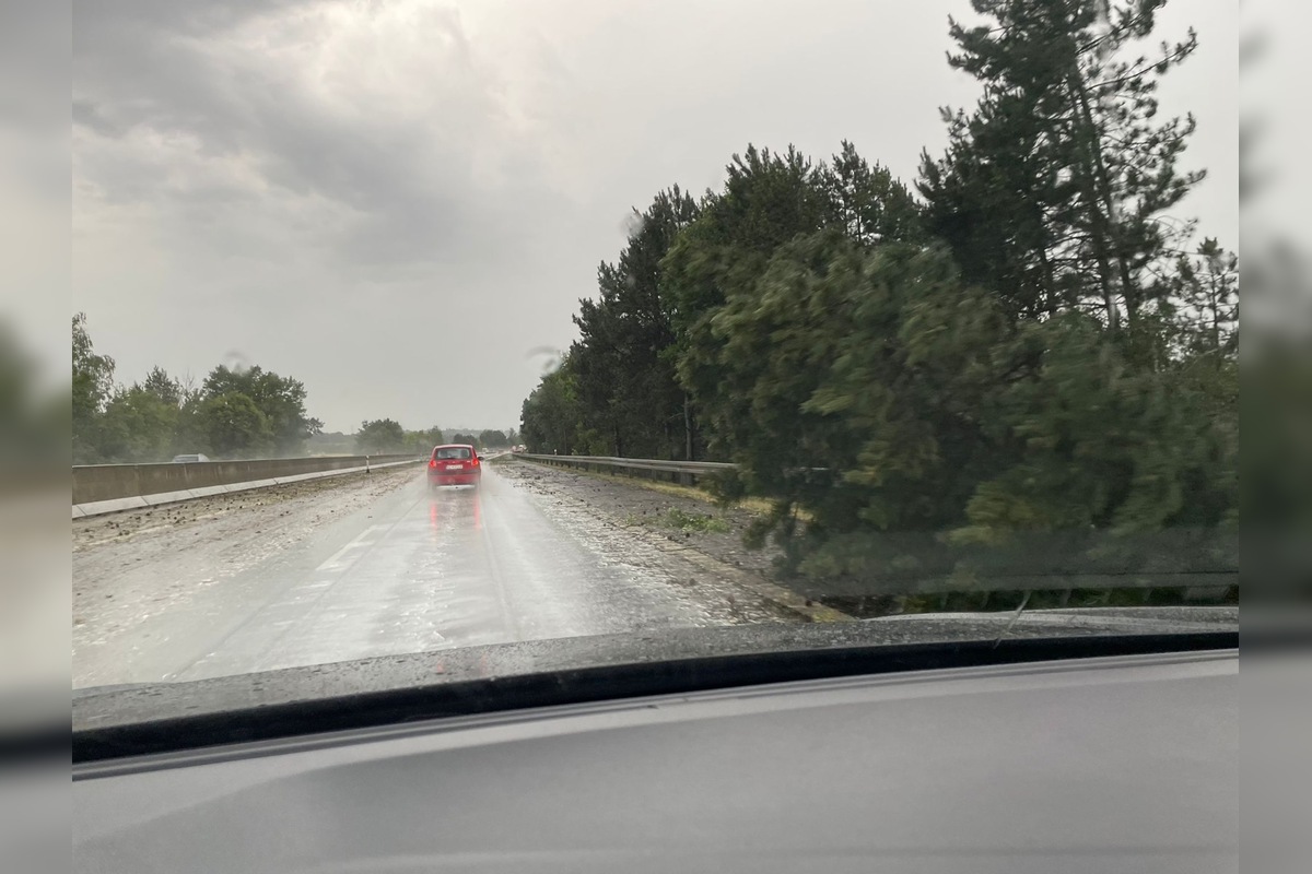 FOTO: Supercela udrela aj v Prešove. Obyvatelia hlásia popadané strechy, foto 3