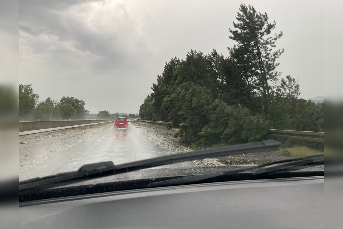 FOTO: Supercela udrela aj v Prešove. Obyvatelia hlásia popadané strechy, foto 4