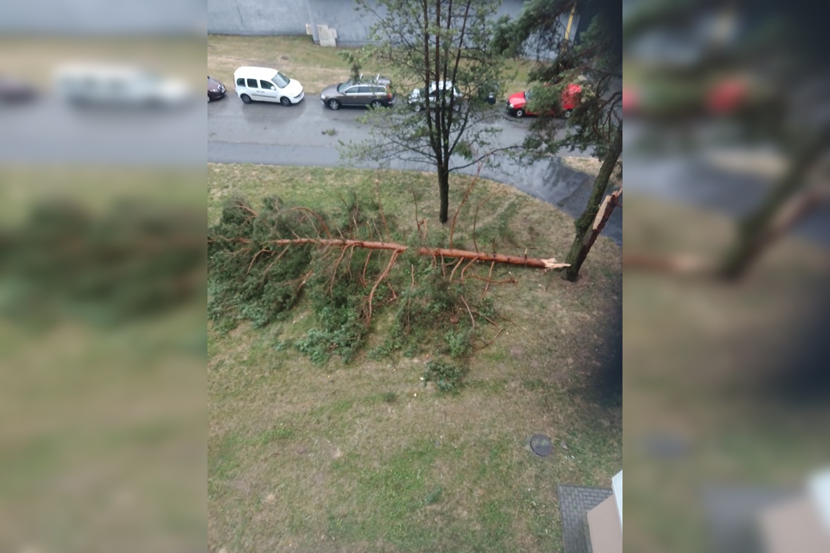 FOTO: Supercela udrela aj v Prešove. Obyvatelia hlásia popadané strechy, foto 5