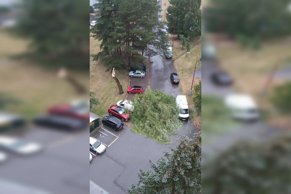 FOTO: Supercela udrela aj v Prešove. Obyvatelia hlásia popadané strechy, foto 6
