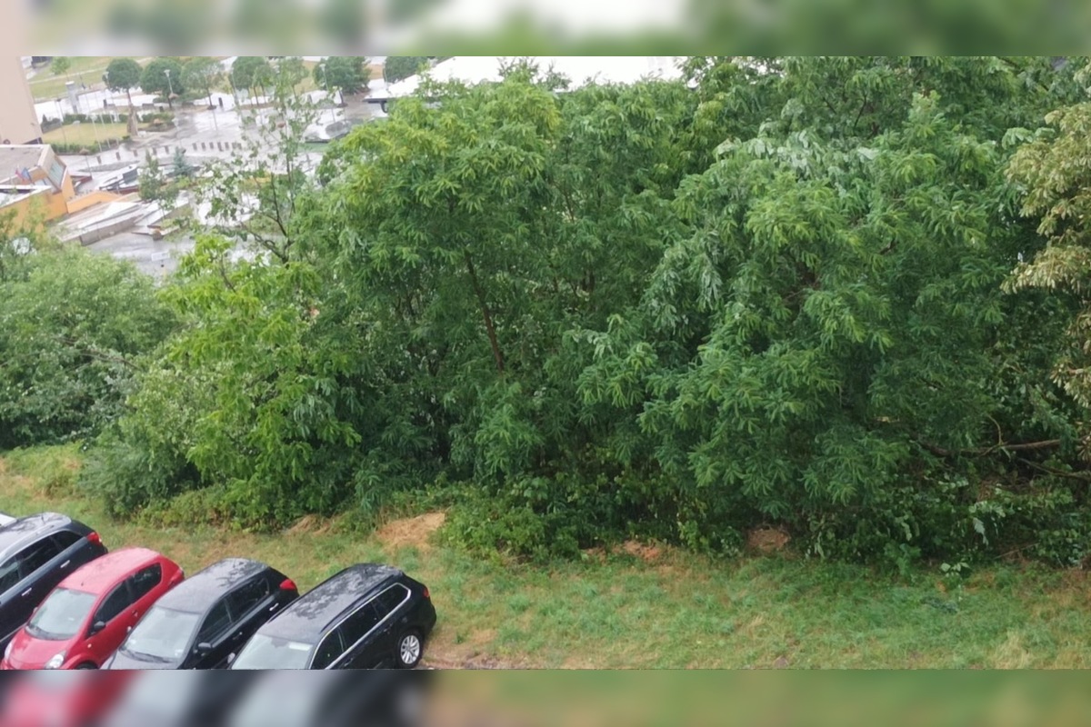 FOTO: Supercela udrela aj v Prešove. Obyvatelia hlásia popadané strechy, foto 9