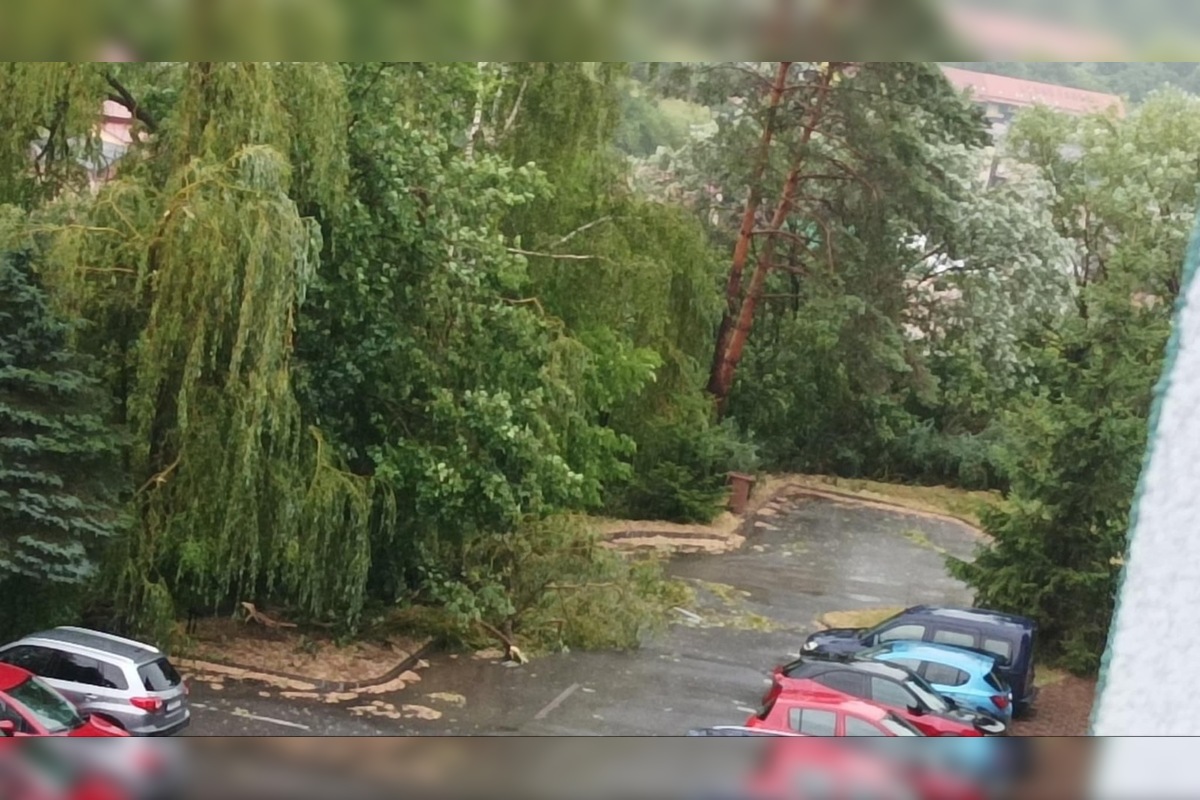 FOTO: Supercela udrela aj v Prešove. Obyvatelia hlásia popadané strechy, foto 11