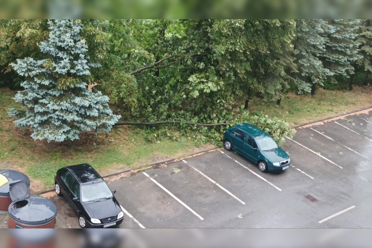 FOTO: Supercela udrela aj v Prešove. Obyvatelia hlásia popadané strechy, foto 12