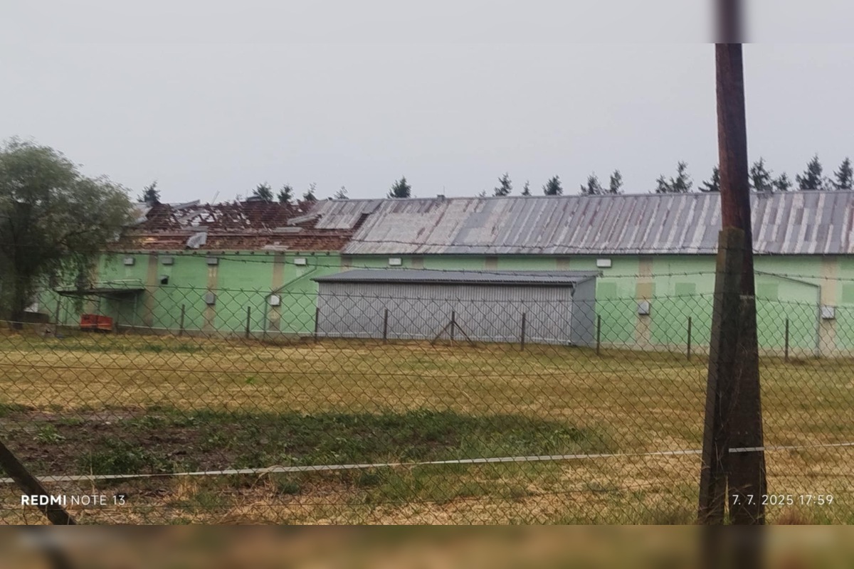 FOTO: Supercela udrela aj v Prešove. Obyvatelia hlásia popadané strechy, foto 13