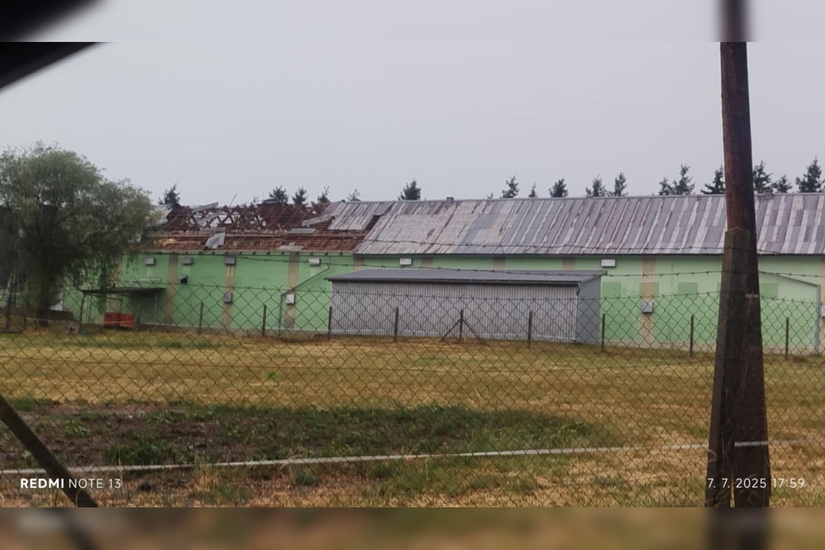 FOTO: Supercela udrela aj v Prešove. Obyvatelia hlásia popadané strechy, foto 14