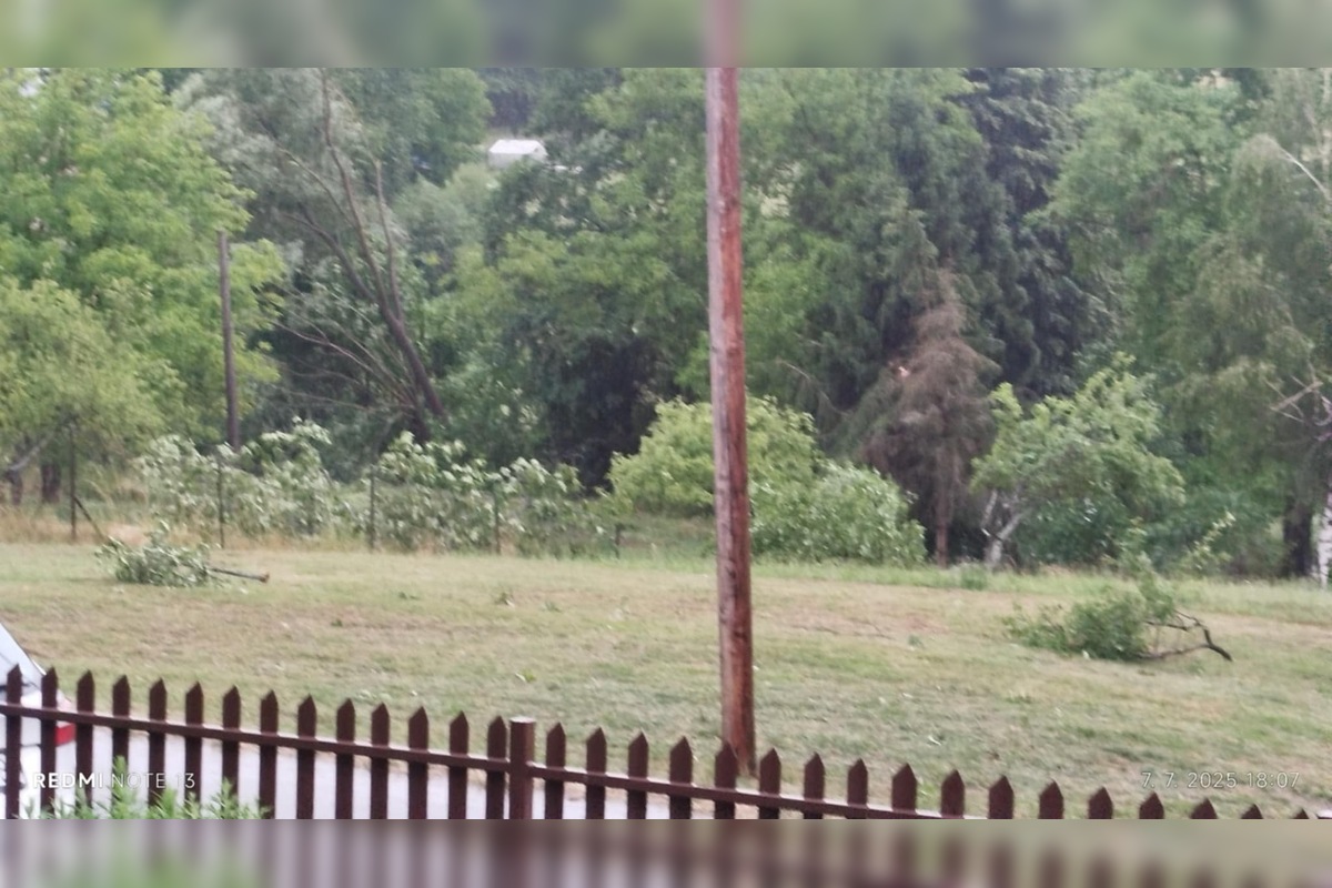 FOTO: Supercela udrela aj v Prešove. Obyvatelia hlásia popadané strechy, foto 16