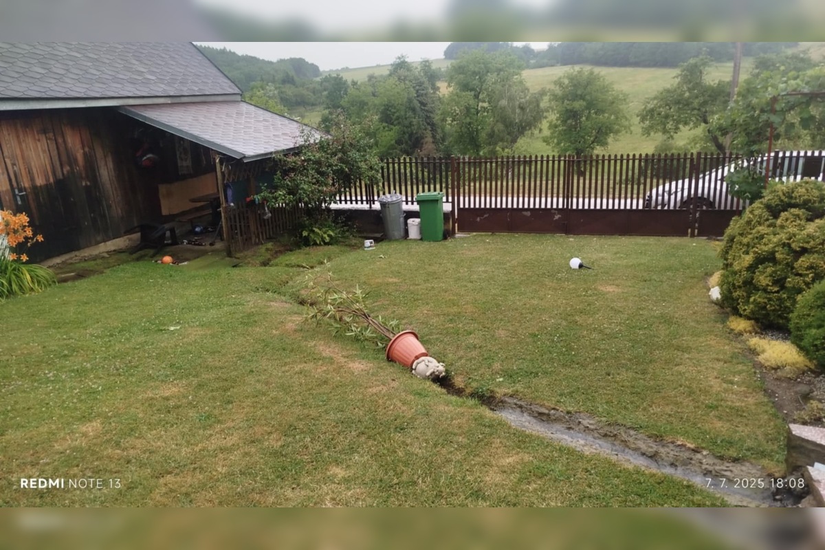 FOTO: Supercela udrela aj v Prešove. Obyvatelia hlásia popadané strechy, foto 18